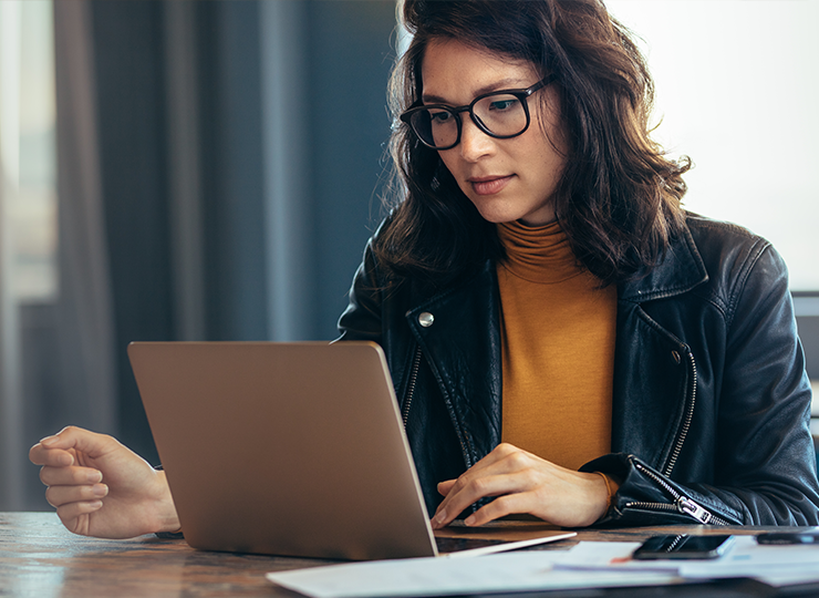Woman on laptop using Sabre group booking module